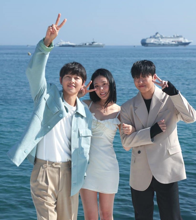 Mỹ nh&acirc;n s&aacute;nh đ&ocirc;i với Song Joong Ki ở Cannes 2023 - Ảnh 9.