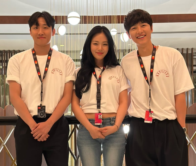 Mỹ nh&acirc;n s&aacute;nh đ&ocirc;i với Song Joong Ki ở Cannes 2023 - Ảnh 3.