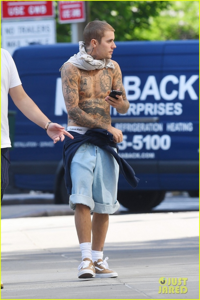 Justin Bieber cởi áo, khoe loạt hình xăm khủng khi đi chơi cùng vợ - Ảnh 7.