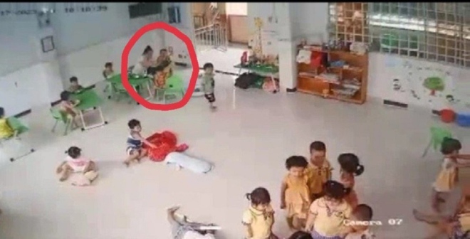 B&eacute; trai 2 tuổi bị t&aacute;t 31 c&aacute;i vẫn hoảng sợ khi đến giờ ăn, giật m&igrave;nh v&agrave;o buổi tối - Ảnh 1.