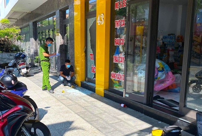 Hành động kỳ lạ của nhóm thanh niên đột nhập siêu thị trộm cắp ở Đà Nẵng - Ảnh 1.