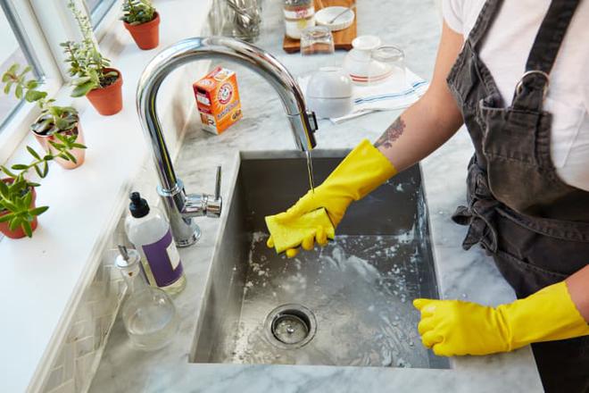 8 sai lầm bạn đang mắc phải khi rửa b&aacute;t bằng tay - Ảnh 1.