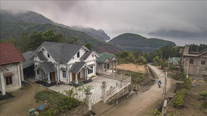 Từ x&oacute;m chạy lũ trở th&agrave;nh điểm dừng ch&acirc;n hấp dẫn khi đến hồ H&ograve;a B&igrave;nh - Ảnh 3.