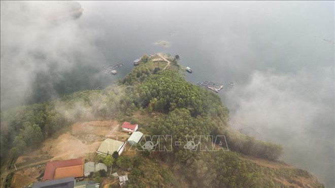 Từ x&oacute;m chạy lũ trở th&agrave;nh điểm dừng ch&acirc;n hấp dẫn khi đến hồ H&ograve;a B&igrave;nh - Ảnh 2.