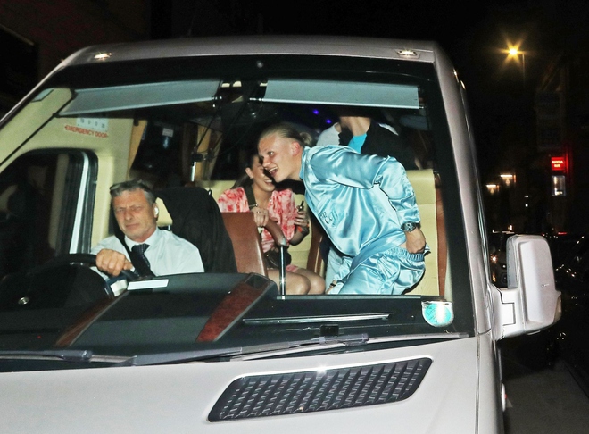 Haaland v&agrave; bạn g&aacute;i mặc đồ ngủ đ&ocirc;i đi dự tiệc mừng Man City v&ocirc; địch Ngoại hạng Anh - Ảnh 2.