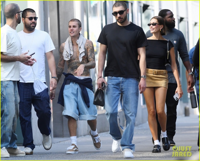 Justin Bieber cởi áo, khoe loạt hình xăm khủng khi đi chơi cùng vợ - Ảnh 2.