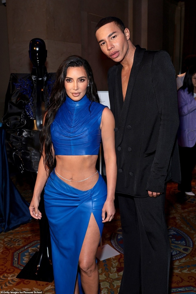 Kim Kardashian khoe sắc vóc quyến rũ trên thảm đỏ Parsons Benefit - Ảnh 7.