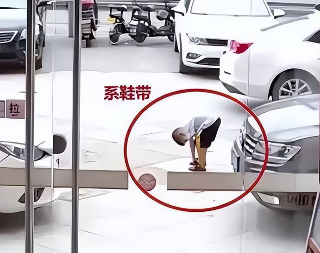 Trung Quốc: Cậu b&eacute; lớp 1 thiệt mạng v&igrave; bị xe của hiệu trưởng t&ocirc;ng phải ngay trong trường học - Ảnh 1.