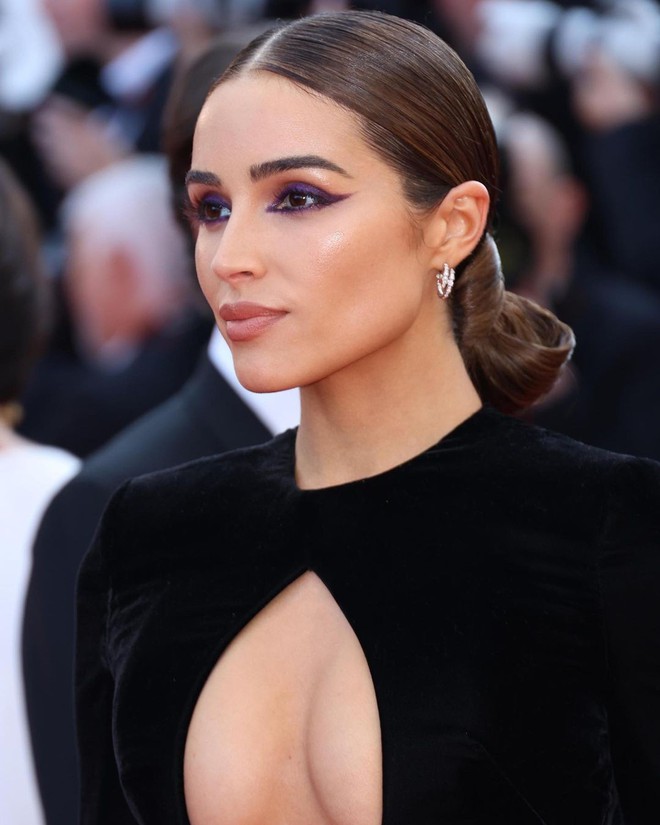 Chiếc váy khoét ngực táo bạo trên thảm đỏ cannes của olivia culpo