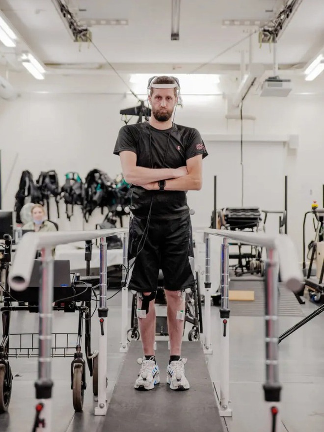 11 năm bại liệt làm bạn với xe lăn, người đàn ông phục hồi khả năng đi lại nhờ phép màu - Ảnh 3.