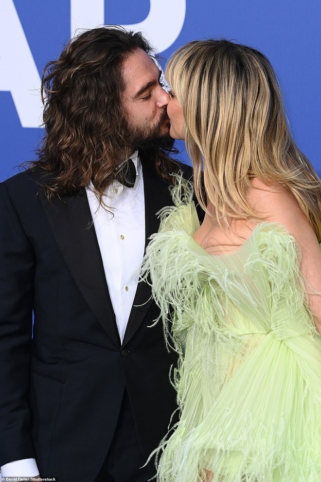 Thiên thần nội y lộ vòng một, Heidi Klum hôn chồng trên thảm xanh - Ảnh 4.