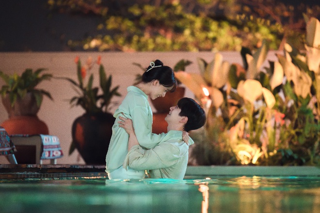 Khung h&igrave;nh l&atilde;ng mạn dưới hồ bơi của Yoona v&agrave; Lee Jun Ho - Ảnh 2.