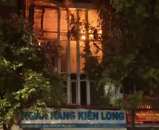 Clip: Chi nh&aacute;nh ng&acirc;n h&agrave;ng ở Đắk Lắk bốc ch&aacute;y trong đ&ecirc;m - Ảnh 2.