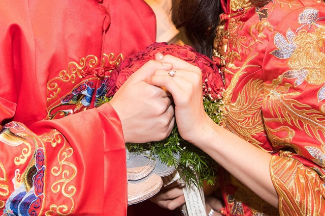 Cặp đôi Vbiz làm lễ cưới đặc biệt ngay tại sân bay, hôn nhân ra sao sau 14 năm gắn bó? - Ảnh 4.