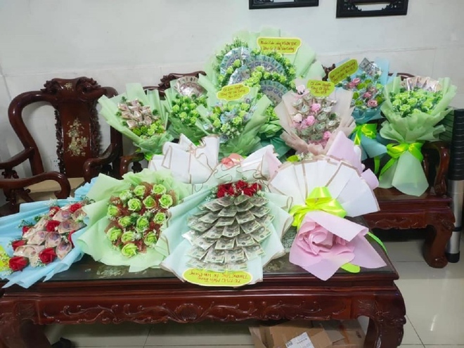 Hồ Văn Cường được tặng bó hoa cài 120 triệu đồng - Ảnh 3.