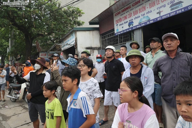 Hà Nội: Hiện trường vụ cháy ngùn ngụt cơ sở sửa chữa lốp ô tô và 2 nhà liền kề - Ảnh 12.