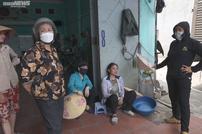 Hà Nội: Hiện trường vụ cháy ngùn ngụt cơ sở sửa chữa lốp ô tô và 2 nhà liền kề - Ảnh 11.