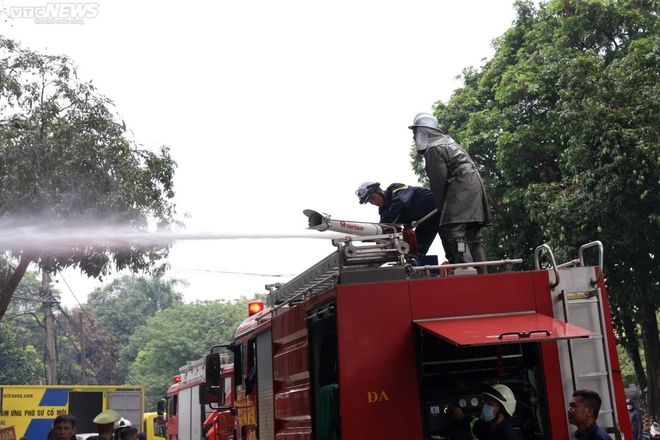 Hà Nội: Hiện trường vụ cháy ngùn ngụt cơ sở sửa chữa lốp ô tô và 2 nhà liền kề - Ảnh 8.