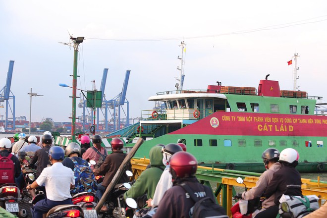 Dấu hiệu kỳ nghỉ lễ đ&atilde; hết: Cửa ng&otilde; đ&ocirc;ng nghẹt, người v&agrave; xe &igrave; ạch nh&iacute;ch từng bước về lại th&agrave;nh phố - Ảnh 34.