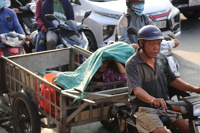 Dấu hiệu kỳ nghỉ lễ đ&atilde; hết: Cửa ng&otilde; đ&ocirc;ng nghẹt, người v&agrave; xe &igrave; ạch nh&iacute;ch từng bước về lại th&agrave;nh phố - Ảnh 22.