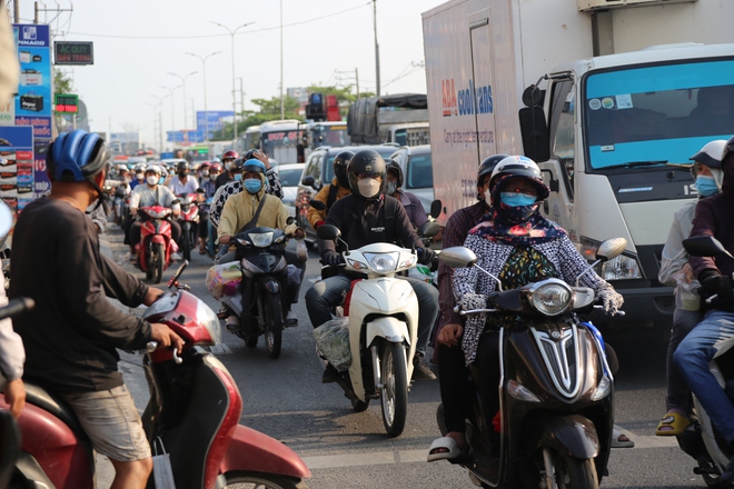 Dấu hiệu kỳ nghỉ lễ đ&atilde; hết: Cửa ng&otilde; đ&ocirc;ng nghẹt, người v&agrave; xe &igrave; ạch nh&iacute;ch từng bước về lại th&agrave;nh phố - Ảnh 19.