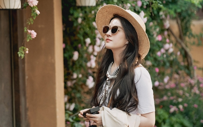 Chi&ecirc;u rửa mặt đặc biệt gi&uacute;p l&agrave;n da tuổi 36 của Lưu Diệc Phi vẫn căng mướt, trắng mịn - Ảnh 4.