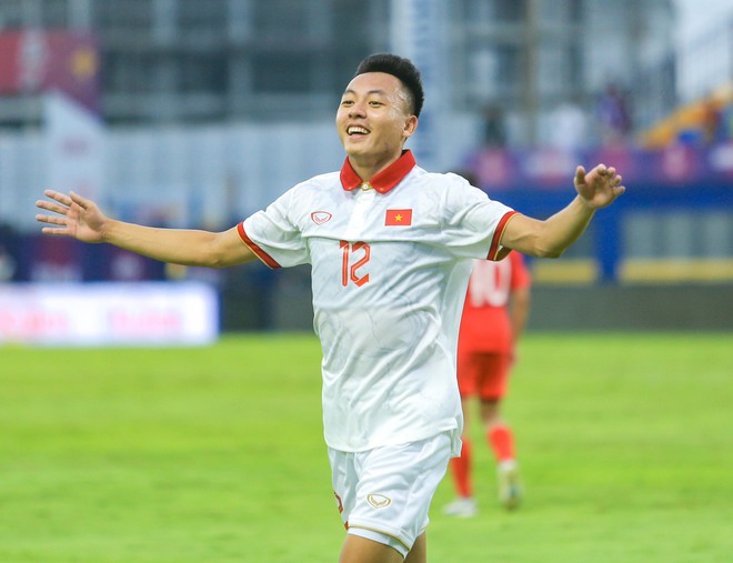 U22 Việt Nam 2 lần xé lưới Singapore, thị uy sức mạnh chỉ trong hiệp 1 ở SEA Games 32 - Ảnh 9.