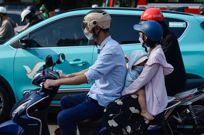 Dấu hiệu kỳ nghỉ lễ đ&atilde; hết: Cửa ng&otilde; đ&ocirc;ng nghẹt, người v&agrave; xe &igrave; ạch nh&iacute;ch từng bước về lại th&agrave;nh phố - Ảnh 14.