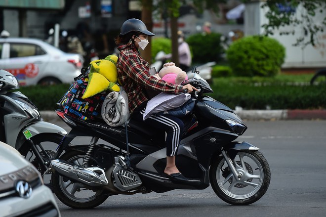 Dấu hiệu kỳ nghỉ lễ đ&atilde; hết: Cửa ng&otilde; đ&ocirc;ng nghẹt, người v&agrave; xe &igrave; ạch nh&iacute;ch từng bước về lại th&agrave;nh phố - Ảnh 13.