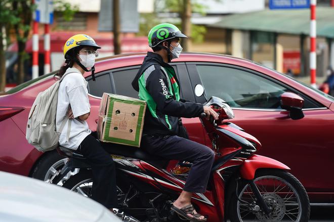 Dấu hiệu kỳ nghỉ lễ đ&atilde; hết: Cửa ng&otilde; đ&ocirc;ng nghẹt, người v&agrave; xe &igrave; ạch nh&iacute;ch từng bước về lại th&agrave;nh phố - Ảnh 12.