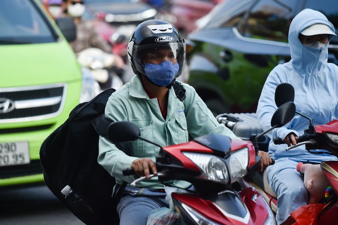 Dấu hiệu kỳ nghỉ lễ đ&atilde; hết: Cửa ng&otilde; đ&ocirc;ng nghẹt, người v&agrave; xe &igrave; ạch nh&iacute;ch từng bước về lại th&agrave;nh phố - Ảnh 11.