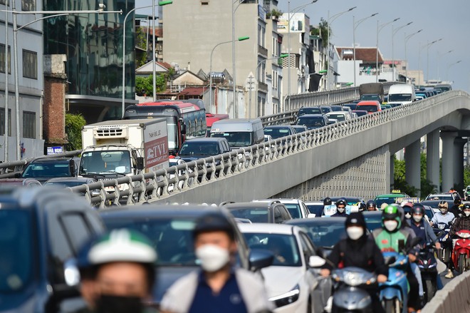 Dấu hiệu kỳ nghỉ lễ đ&atilde; hết: Cửa ng&otilde; đ&ocirc;ng nghẹt, người v&agrave; xe &igrave; ạch nh&iacute;ch từng bước về lại th&agrave;nh phố - Ảnh 8.