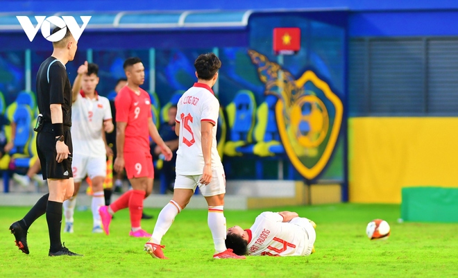 Dàn sao U22 Việt Nam bị “đốn củi” ở trận thắng U22 Singapore - Ảnh 12.