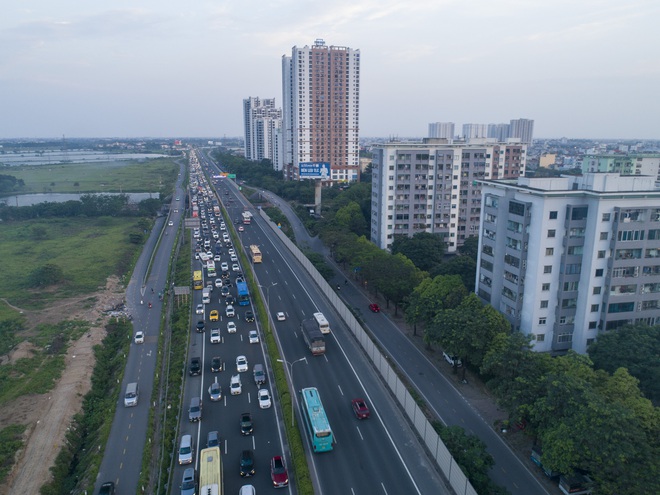 Dấu hiệu kỳ nghỉ lễ đ&atilde; hết: Cửa ng&otilde; đ&ocirc;ng nghẹt, người v&agrave; xe &igrave; ạch nh&iacute;ch từng bước về lại th&agrave;nh phố - Ảnh 4.