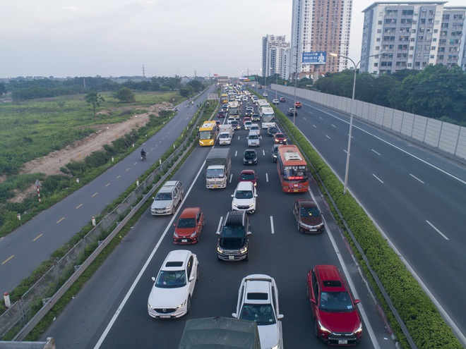 Dấu hiệu kỳ nghỉ lễ đ&atilde; hết: Cửa ng&otilde; đ&ocirc;ng nghẹt, người v&agrave; xe &igrave; ạch nh&iacute;ch từng bước về lại th&agrave;nh phố - Ảnh 3.