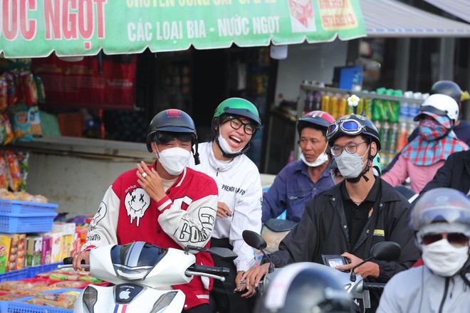 Dấu hiệu kỳ nghỉ lễ đ&atilde; hết: Cửa ng&otilde; đ&ocirc;ng nghẹt, người v&agrave; xe &igrave; ạch nh&iacute;ch từng bước về lại th&agrave;nh phố - Ảnh 29.