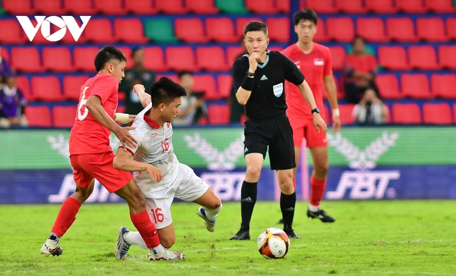 Dàn sao U22 Việt Nam bị “đốn củi” ở trận thắng U22 Singapore - Ảnh 8.