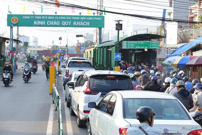 Dấu hiệu kỳ nghỉ lễ đ&atilde; hết: Cửa ng&otilde; đ&ocirc;ng nghẹt, người v&agrave; xe &igrave; ạch nh&iacute;ch từng bước về lại th&agrave;nh phố - Ảnh 27.