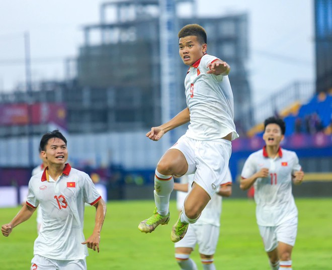 U22 Việt Nam 2 lần xé lưới Singapore, thị uy sức mạnh chỉ trong hiệp 1 ở SEA Games 32 - Ảnh 2.