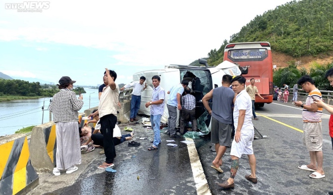 Hai xe khách đâm nhau trên tuyến cao tốc La Sơn - Hòa Liên, nhiều người bị thương - Ảnh 1.