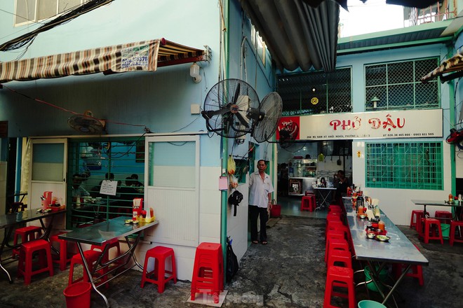 Những quán ăn nức tiếng hơn nửa thế kỷ ở Sài Gòn - Ảnh 1.
