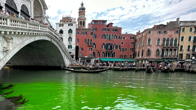 Nước tại kênh đào Venice thơ mộng đột ngột đổi sang màu xanh lục, nguyên nhân là gì? - Ảnh 2.