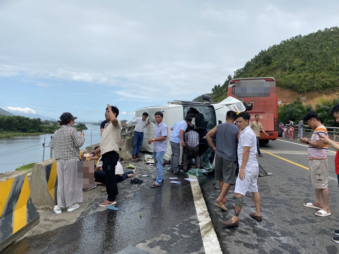 Xe chở đoàn rước dâu bị tai nạn nghiêm trọng trên cao tốc, nhiều người trọng thương - Ảnh 1.