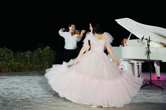 Mẹ bầu Kh&aacute;nh Thi nhảy cực sung c&ugrave;ng Phan Hiển tr&ecirc;n phố đi bộ - Ảnh 4.