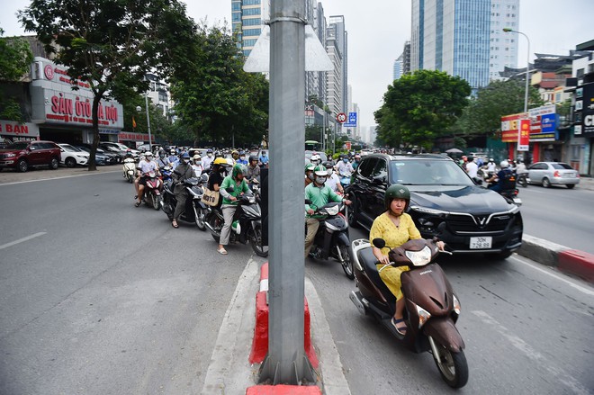 Giao thông Hà Nội hỗn loạn trong ngày đầu tiên người dân đi làm sau kỳ nghỉ dài - Ảnh 10.