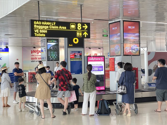 Kho hành lý thất lạc đầy ắp ở sân bay Nội Bài, cách nào để hành khách tìm lại nhanh nhất? - Ảnh 1.