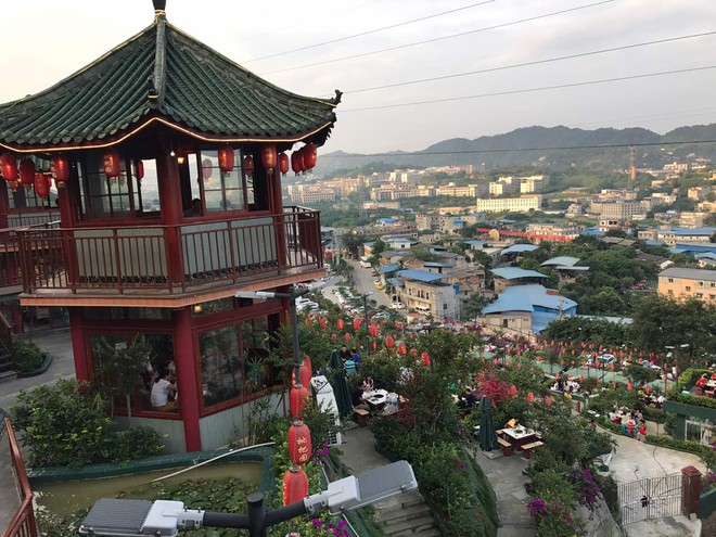 Nhà hàng lẩu lớn nhất Trung Quốc mỗi ngày phục vụ một huyện người: Ăn xong xuống lấy xe đã thấy đói - Ảnh 4. Nhà hàng lẩu lớn nhất Trung Quốc mỗi ngày phục vụ một huyện người: Ăn xong xuống lấy xe đã thấy đói - Ảnh 4.