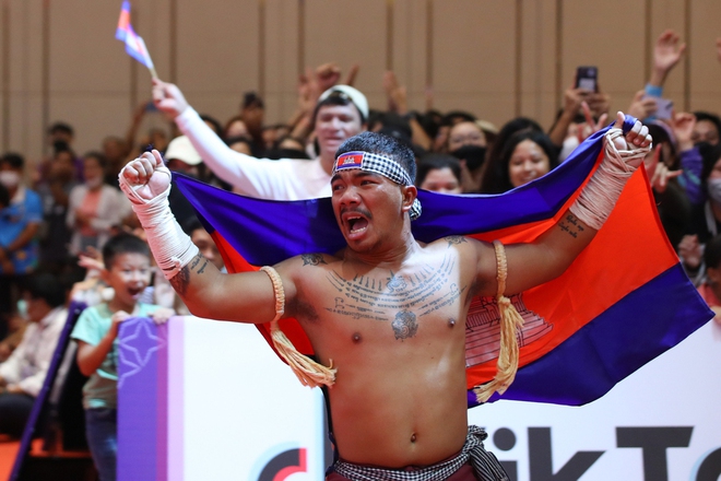 Võ sĩ Campuchia gào thét khi giành tấm huy chương vàng ở môn võ lạ - Ảnh 11.