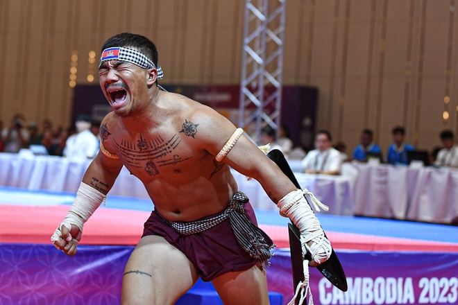 Võ sĩ Campuchia gào thét khi giành tấm huy chương vàng ở môn võ lạ - Ảnh 10.
