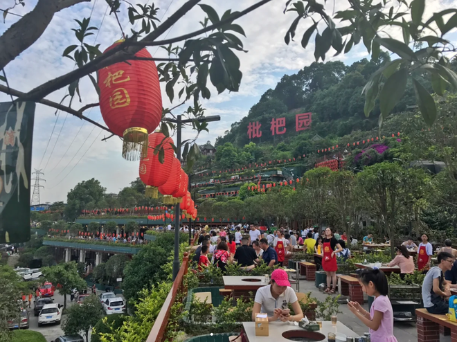 Nhà hàng lẩu lớn nhất Trung Quốc mỗi ngày phục vụ một huyện người: Ăn xong xuống lấy xe đã thấy đói - Ảnh 2. Nhà hàng lẩu lớn nhất Trung Quốc mỗi ngày phục vụ một huyện người: Ăn xong xuống lấy xe đã thấy đói - Ảnh 2.